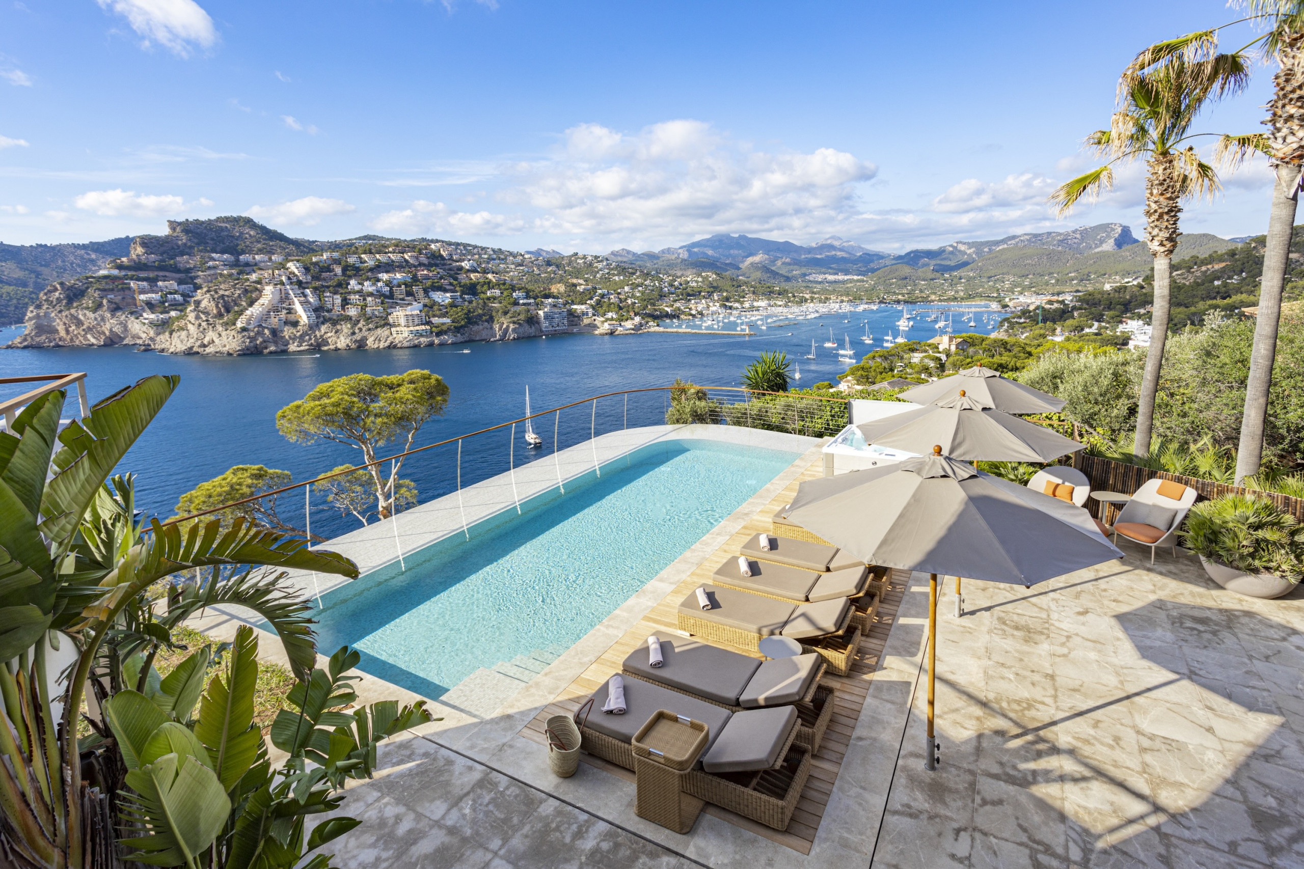 Luxus-Villa mit Pool und Blick auf den Hafen von Port Andratx